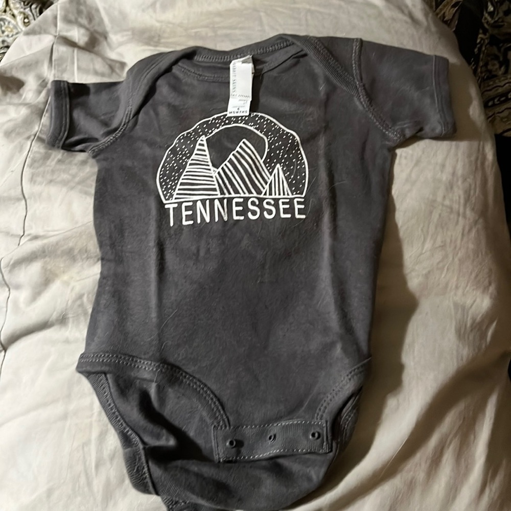 Baby onesie, Tennessee with mountains, 6 months, gray